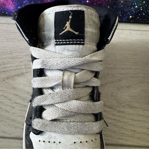 Nike Air Jordan 1 Mid SE (PS) Shoes Black/Metallic Gold BQ6932-007 Kids Size 11c - Picture 3 of 11